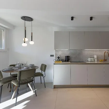 La Lorraine - Proche Plage, 10m Palais, Central, Clim, Moderne Apartment